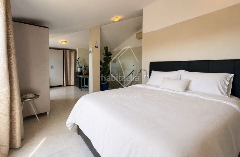 Foto b73b0a6b-a218-4e02-8fe1-f08f4bbef82a. Dúplex amb calefacció aparcament piscina a Eixample Residencial Escala (L´)