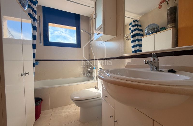 Foto ed2c0f16-e000-417c-8cdb-870b37778136. Dúplex amb calefacció aparcament piscina a Eixample Residencial Escala (L´)