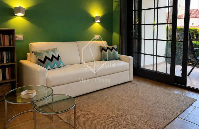 Foto 5295177a-afbc-475d-8ce1-91f88cc379f1. Apartament a carrer berenguer mallol 12 a Port - La Clota - Puig Sec Escala (L´)