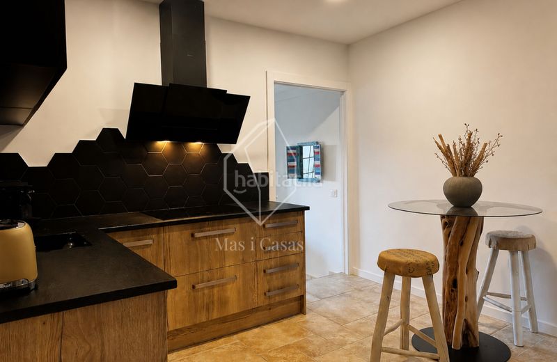 Foto cfaf8cd4-bd2a-4d02-8bcf-f8b73e094d03. Apartament a carrer berenguer mallol 12 a Port - La Clota - Puig Sec Escala (L´)