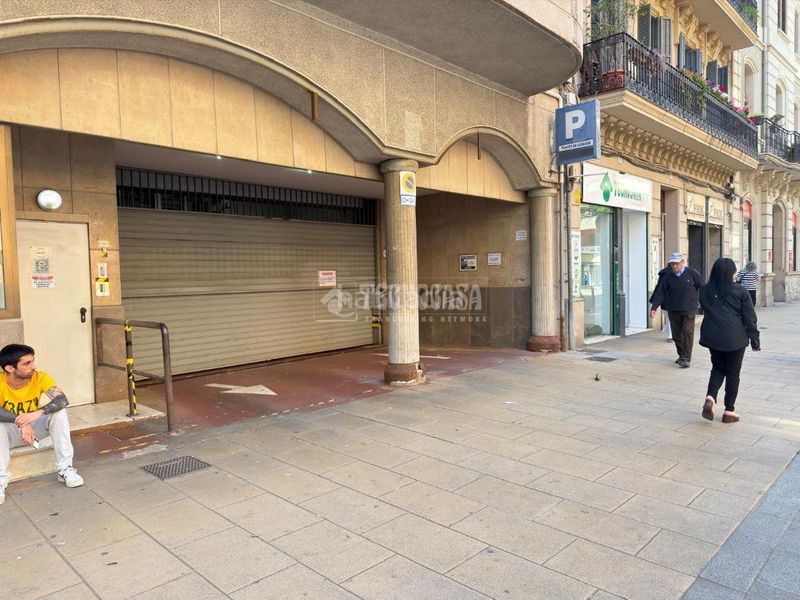 Foto feacbbc0-1942-47ae-9779-c16b9336cab3. Aparcament cotxe a Sant Andreu de Palomar Barcelona