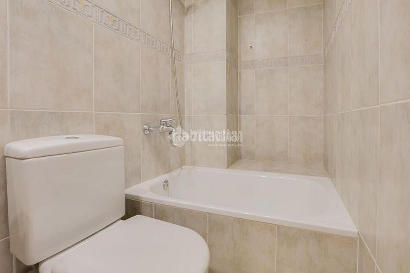 Foto 0b2902d4-e8f9-4d14-92dc-c6647a486026. Casa aparellada amb calefacció a Sant Andreu de Palomar Barcelona