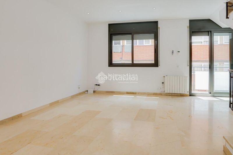 Foto 5333abf0-3b5e-42b9-b4b4-125a55e1041c. Casa aparellada amb calefacció a Sant Andreu de Palomar Barcelona
