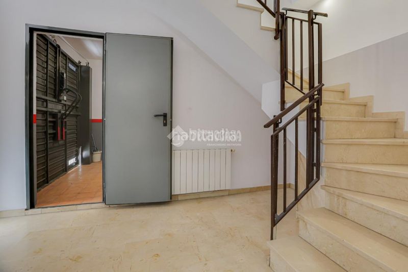 Foto 7c5d3cd8-d6c3-46c1-b6dc-ba132f1004a1. Casa aparellada amb calefacció a Sant Andreu de Palomar Barcelona