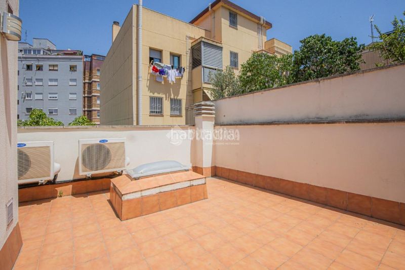 Foto 8605d0ae-4f4b-4dea-8d5b-24732eccaade. Casa aparellada amb calefacció a Sant Andreu de Palomar Barcelona