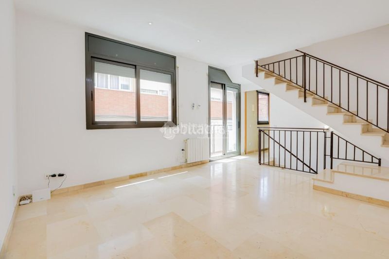 Foto a175bace-af45-45c1-9c8c-3e04572cd8aa. Casa aparellada amb calefacció a Sant Andreu de Palomar Barcelona