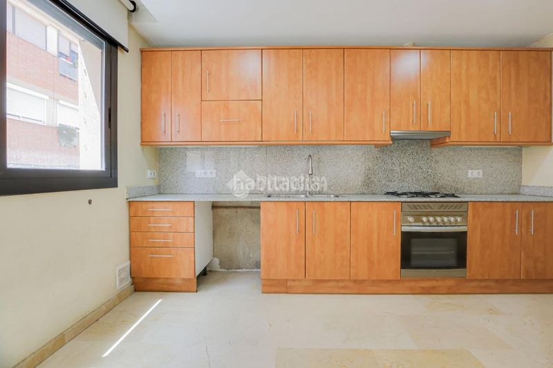 Foto cff15bd9-e4b5-4d1e-87e8-564c92b61245. Casa aparellada amb calefacció a Sant Andreu de Palomar Barcelona
