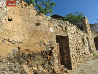 Masia a F�gols i Aliny�. Casa a restaurar en f�gols