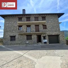 House in Montferrer i Castellbò. Magnífica casa a 3 vientos de 425 m2 construidos, totalmente ext