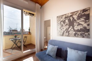 Attique  Carrer de la vila joiosa. Ático con terraza privada y vistas despejadas – a dos calles del