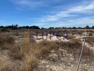 Terreno residencial en La Font-Mezquitas. Solar terciario , en san juan de alicante, en fabraquer sud, con