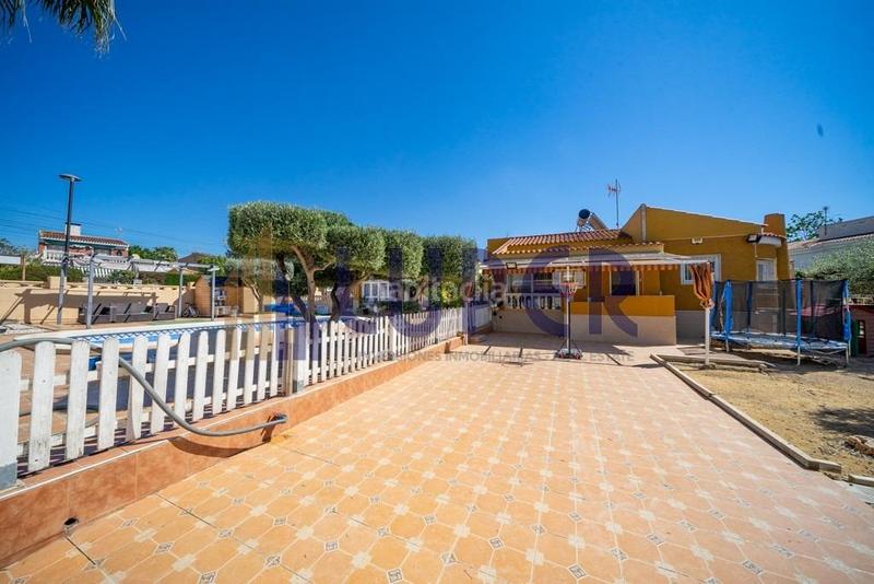 Foto 36f25171-a835-4f9e-be7b-2054c66ff4f4. Xalet amb aparcament piscina a Los Girasoles Sant Vicent del Raspeig