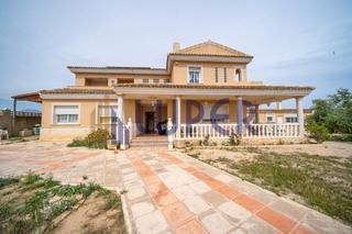 Chalet à Los Girasoles. Luper ofrece en venta este magnifico chalet en san vicente zona