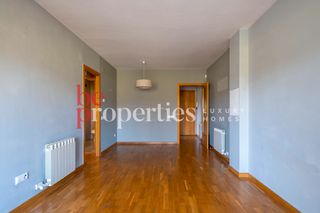 Piso  Carrer de joan salvat papasseit. Piso esquinero en coll favá a reformar