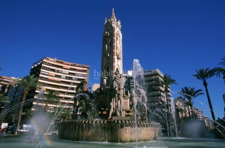 Foto b545140d-5aa3-4285-b775-ff701044c61f. Edificio  en plaza de los luceros en Ensanche-Diputación Alicante