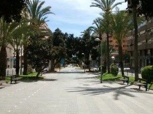 Lloguer Local Comercial a Avinguda oscar espla 23. Alquiler de local comercial en avenida oscar espla junto renfe y