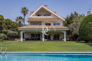 Casa  Carrer josep planas robert. Casa de lujo de 820 m2 con piscina y vistas en venta en terramar