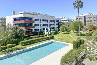 Pis  Avinguda camí dels capellans. Piso de lujo de 174 m2 con piscina, vistas y terraza en venta en