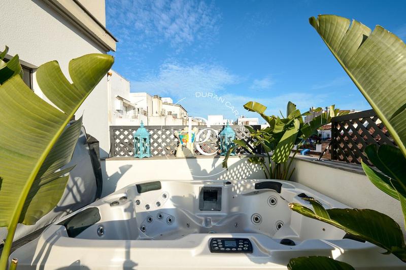 Foto eb6ef558-6f38-48a8-ba36-960109136986. Ático  de 60 m2 con terraza en venta en Centre, en Sitges