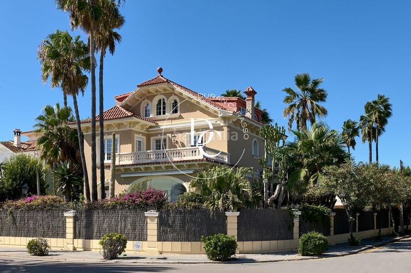 Foto e50b0828-8504-4d1f-8bb8-4512ce432e26. Casa amb calefacció piscina a Can Girona - Terramar - Vinyet Sitges