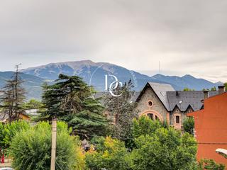 Casa  Ronda dels torreons. Casa de 175 m2 con vistas en venta en puigcerdà