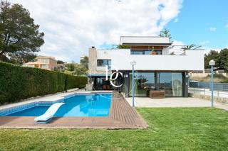 Casa  Carrer congost. Casa de lujo de 530 m2 con piscina en venta en cunit