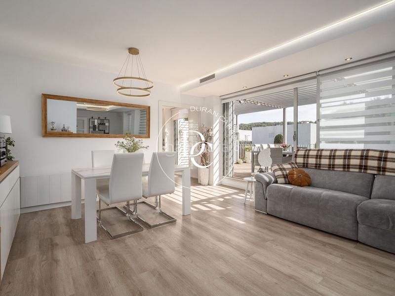 Foto a0ef659f-21ce-47d6-99c1-f5ae43256ea2. Dúplex duplex de 177 m2 con vistas y terraza en venta en cases del mar blaumar, en Sant Pere de Ribes