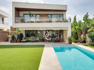 Casa a La Plana. Casa de lujo de 406 m2 con piscina en venta en la plana, sitges