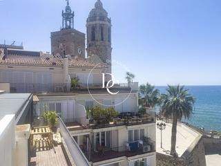 Àtic a Centre. Ático de 92 m2 con vistas y terraza en venta en sitges