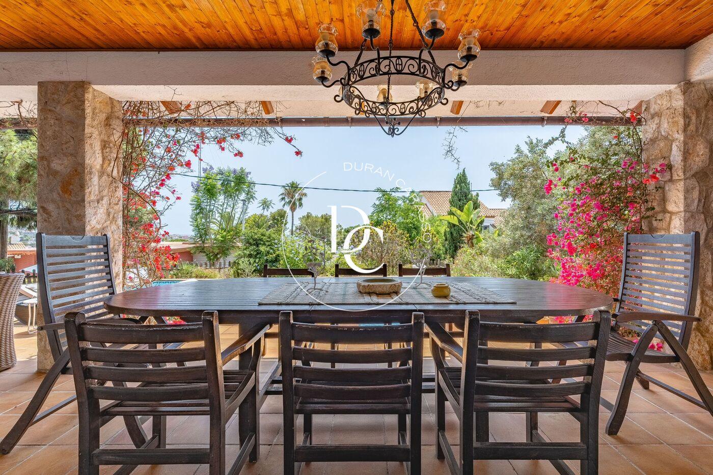 Casa de lujo de 315 m2 con piscina en venta en Vallpineda, Sitge Sitges