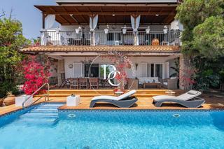 Casa  Passeig bartomeu soler. Casa de lujo de 315 m2 con piscina en venta en vallpineda, sitge