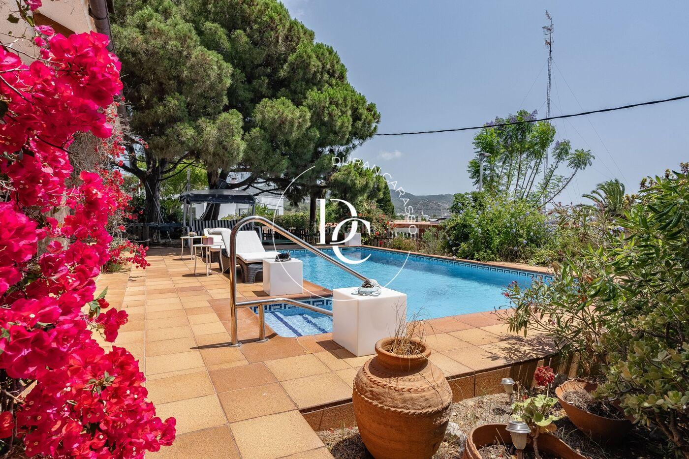 Casa de lujo de 315 m2 con piscina en venta en Vallpineda, Sitge Sitges