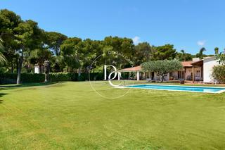 House  Carrer cristóbal colón. Casa de lujo de 390 m2 con piscina en venta en terramar, sitges