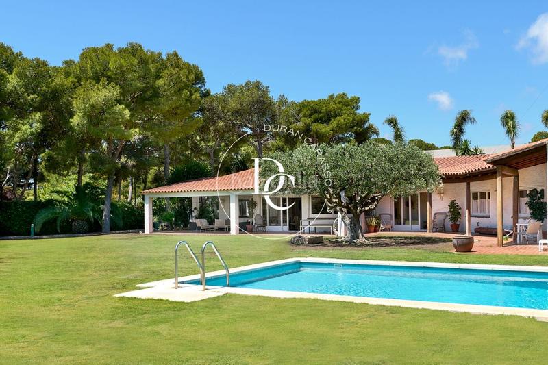 Foto 6efb8bff-89b8-4651-8558-b940bbd63a18. Casa amb calefacció piscina a Can Girona - Terramar - Vinyet Sitges