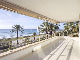 Pis  Passeig marítim. Piso de lujo de 130 m2 con piscina y terraza en venta en vinyet,