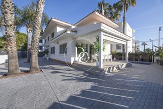 Casa  Avinguda de nostra senyora del vinyet. Casa de lujo de 318 m2 con piscina y vistas en venta en vinyet,