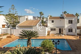 Casa  Carrer arinsal. Casa de 209 m2 con piscina y vistas en venta en cunit