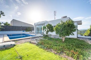 Location Maison  Passeig coscoll. Casa de 201 m2 con piscina y vistas en alquiler en quint mar, si