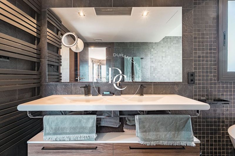 Foto 1787dcbe-cde0-4c54-a1c2-73818002b29f. Casa amb calefacció aparcament piscina a Ametllers - Poble Sec Sitges