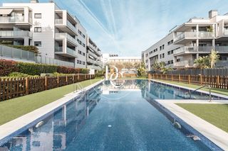 Pis  Carrer de lola anglada. Piso de 128 m2 con piscina, vistas y terraza en venta en la plan