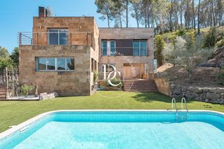 Maison  Carrer del llop. Casa de 332 m2 con piscina y vistas en venta en mas mestre, oliv