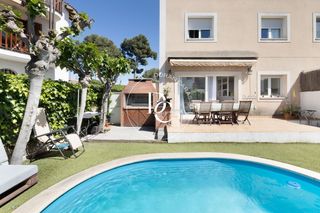 Haus  Avenida de santiago rusiñol. Casa de 238 m2 con piscina y vistas en venta en vallpineda, sant