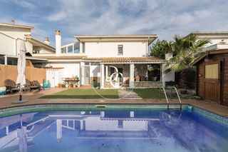 Casa  Avinguda montseny. Casa de 172 m2 con piscina en venta en sant pere de ribes