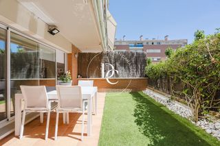Rent Flat  Carrer tarongers. Piso de 154 m2 con piscina y terraza en alquiler en can pei, sit