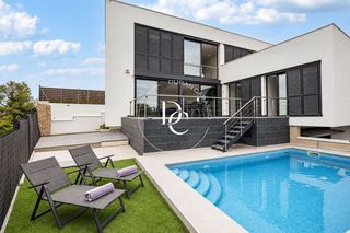 Maison  Carrer mirador. Casa de 224 m2 con piscina y vistas en venta en canyelles