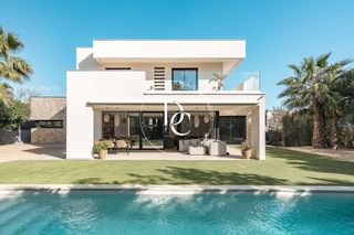 Maison  Josep maria massip i izabal. Casa de lujo de 352 m2 con piscina en venta en la plana, sitges