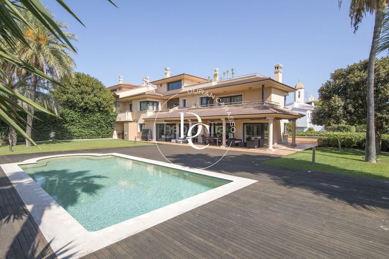 Foto 3ebf3918-fb41-45e0-8364-6b5bc8fd17ef. Lloguer casa amb calefacció aparcament piscina a Sitges