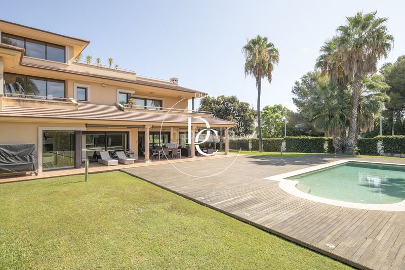 Foto e0ae8918-3cdb-4be6-bee3-78e7a8185f80. Lloguer casa amb calefacció aparcament piscina a Sitges