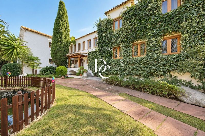 Foto 79fe7524-19c0-4700-bd4e-e7bd6b491689. Casa amb calefacció aparcament piscina a Can Girona - Terramar - Vinyet Sitges