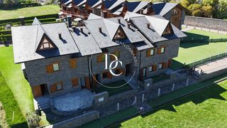 House  Passeig rigolisa. Casa de lujo de 333 m2 con vistas en venta en puigcerdà